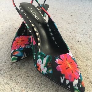 Flower print slingback pumps